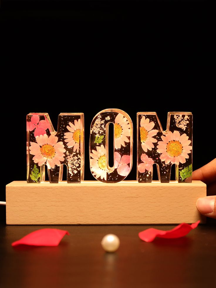 Resin Art floral alphabet - Mom