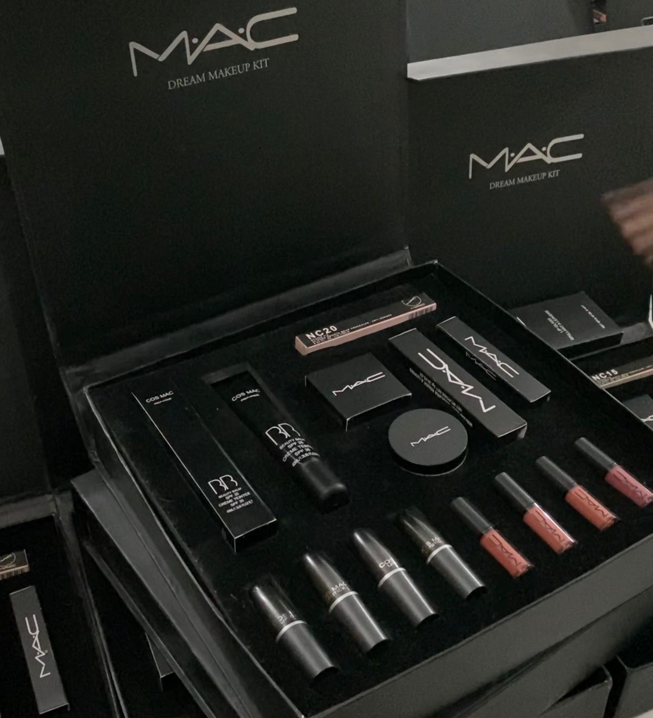 MAC MAKEUP KIT
